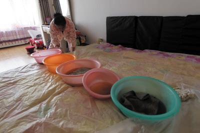 托里楼上漏水，住户失联，小区没物管，业主维权难！律师来支招……